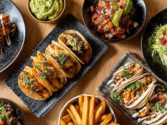 Meksykańskie tacos z mięsem, warzywami i guacamole